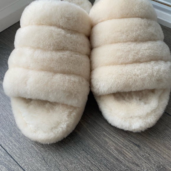 SOLD BRAND New UGG Slippers - Picture 4 of 5